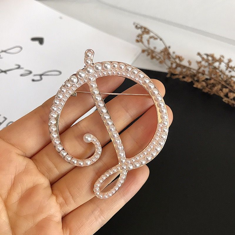 English Letters A-Z Pearl Broo – Embroidery Letter M recenzja i cena